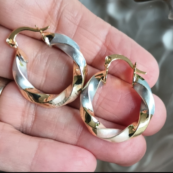 🎄14k Gold Plated Tri Tone Earrings - Picture 9 of 17